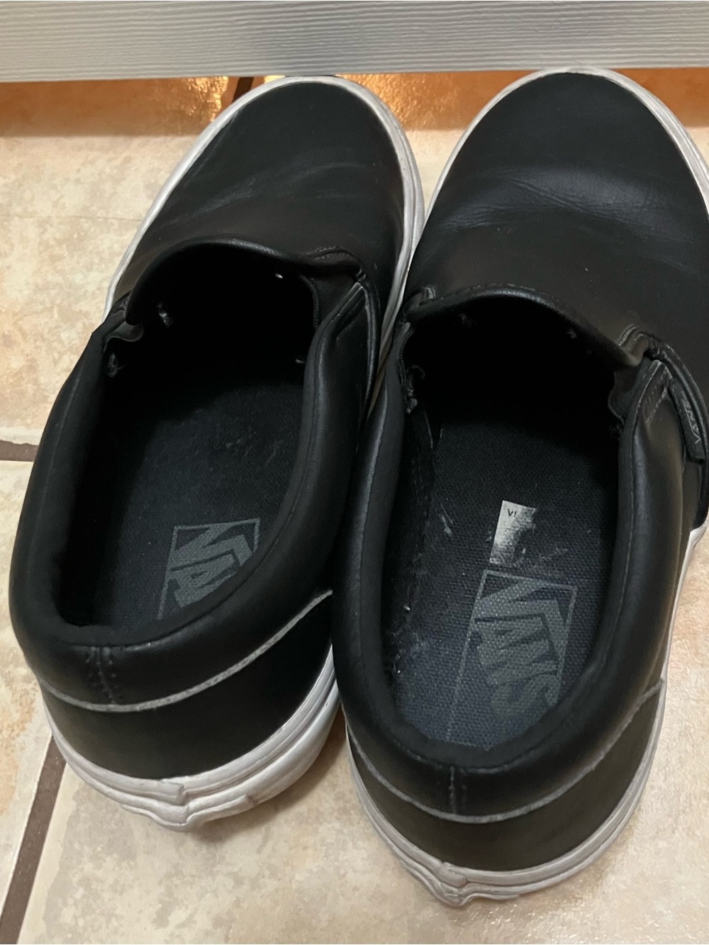 VANS MENS PERF LEATHER SLIP ON SNEAKERS SZ Men’s 6 Women’s 7.5